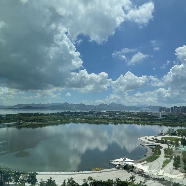 看到深圳灣海景的優雅酒店天花板