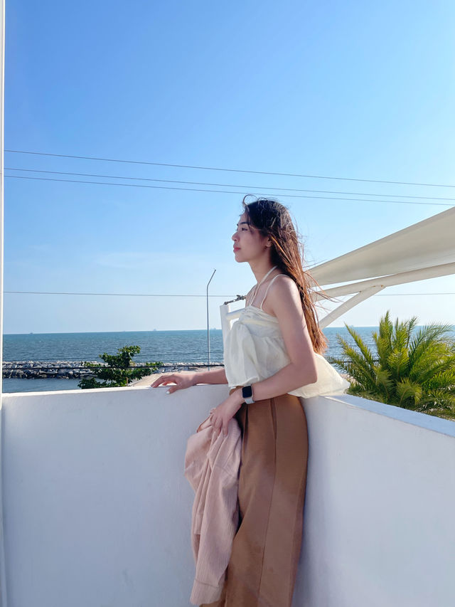 คาเฟ่สไตล์มินิมอลริมหาดแสงจันทร์🌊
