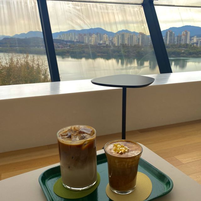 아름다운 한강뷰와 함께 즐기는 고급스러운 호텔 카페, 빛의 라운지✨