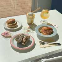 Cafe Hush：市中心明亮舒適，服務印象深刻