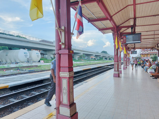 เดินเที่ยวแบบชิคๆที่สถานีรถไฟหัวหิน🚂🛤️