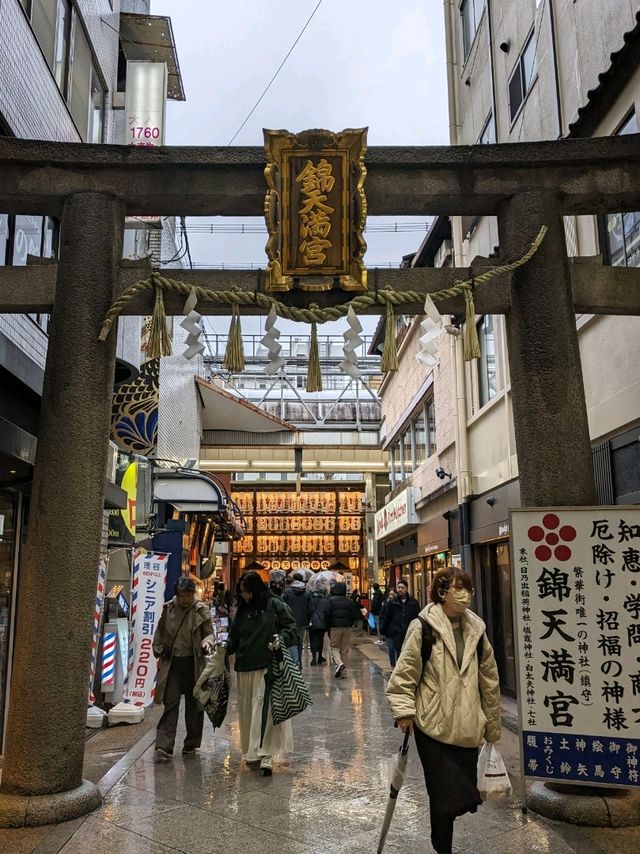 繁華街、唯一の神社【錦天満宮】の梅の花は、まだ八分咲きだけど綺麗だった