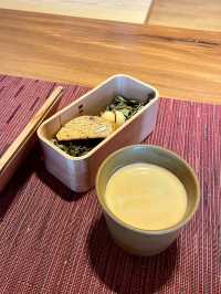 那珂川のせせらぎを背に創作に満ちたお料理が魅力