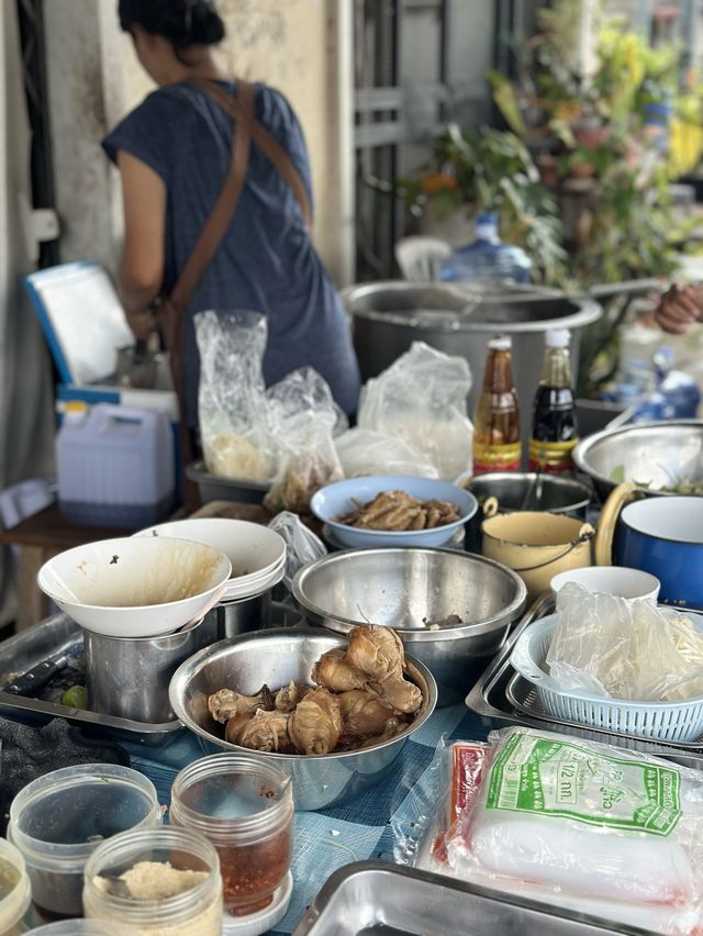 ร้านก๋วยเตี๋ยวหมูเลียง สะพานตรีรัตน์