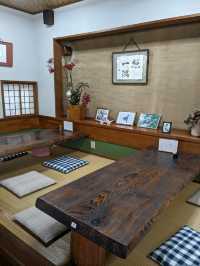 三千院の表参道のにある、お食事処【さわだ】は、和テイストの洒落たインテリアの店内