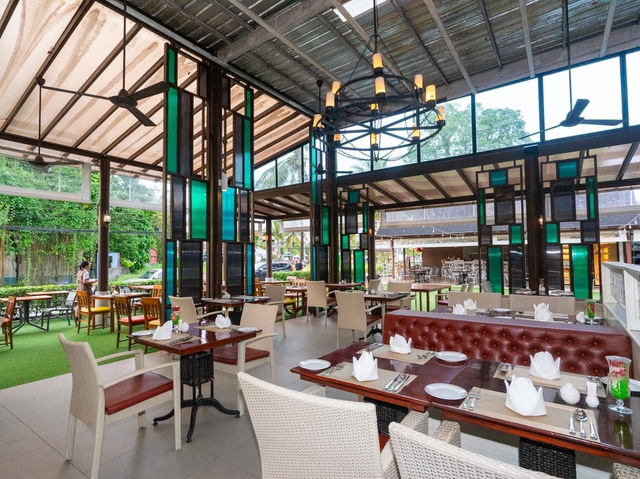 #ที่พักเขาหลัก มีสระว่ายน้ำถึง 7 สระเลยทีเดียว 