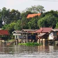 นั่งเรือ ไหว้พระ นั่งชิลล์คาเฟ่ คลองอ้อมนนท์