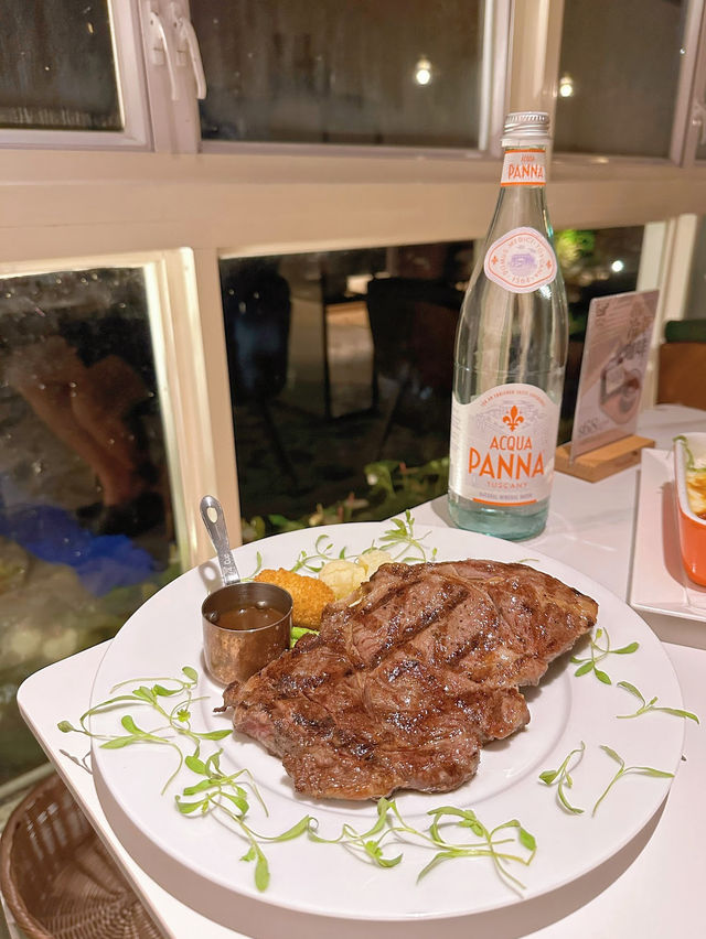 「湖畔餐廳,享受美食與大自然的寧靜」 「湖畔餐廳,享受美食與大自然的寧靜」