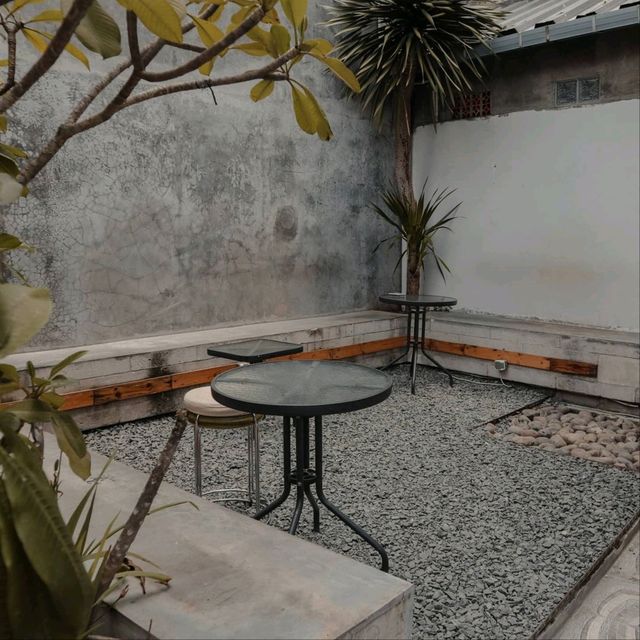 A COZY COFFEE PLACE TUCKED INSIDE AN ALLEY