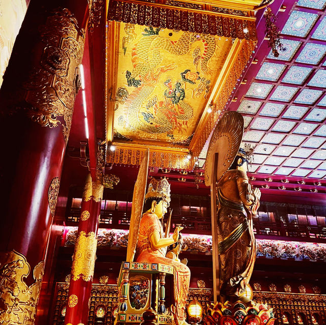 【シンガポール🇸🇬/壁一面に仏像が並ぶ煌びやかな”仏牙寺龍華院博物館”】