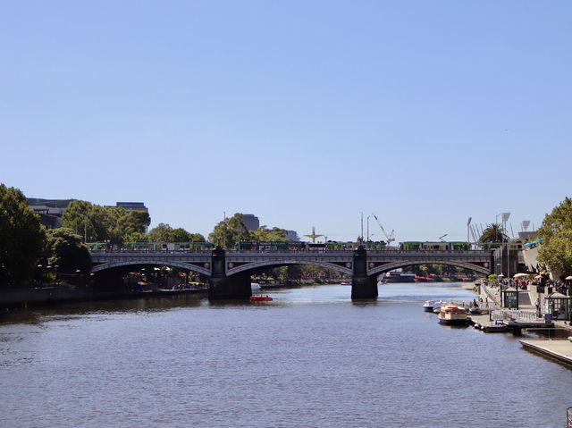 เดินเล่น Princes Bridge ที่ Melbourne 