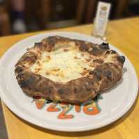 【沖縄 沖縄市】◯◯が滝の様に流れ出る‼︎ 絶品Pizza🍕
