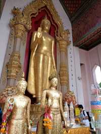 องค์พระปฐมเจดีย์เด่นเป็นสง่า