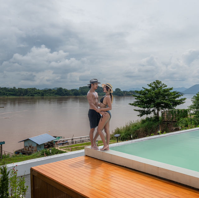 ที่พักติดแม่น้ำโขง สระน้ำไร้ขอบวิวจึ้ง ⛰️