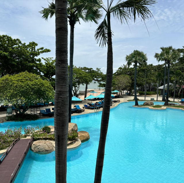 「泰國芭提雅的花園海景度假酒店：泳池與私人海灘的極致享受」