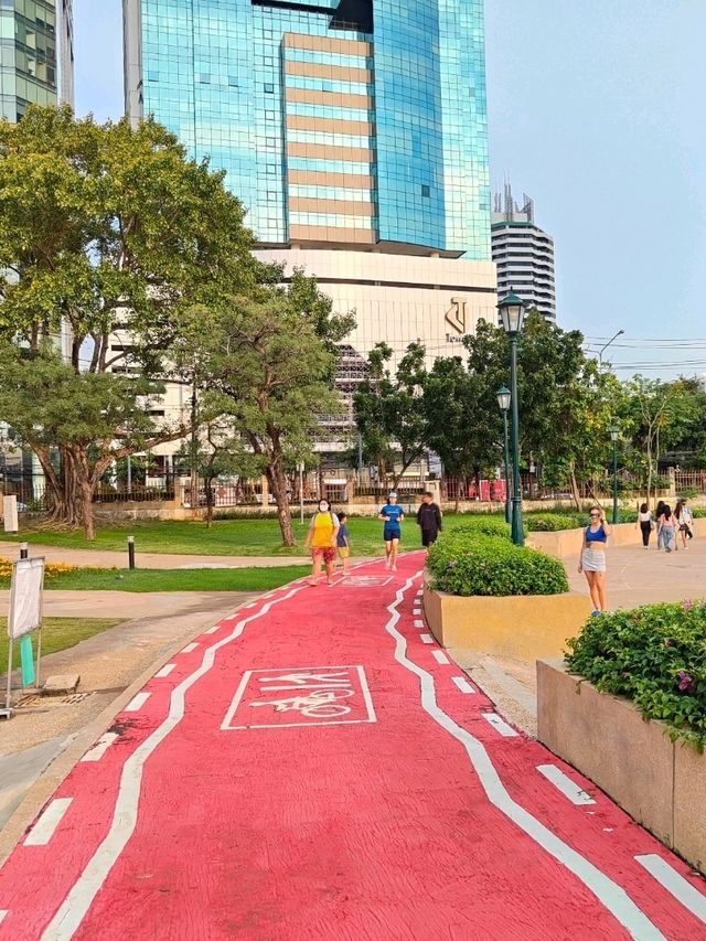 ปั่นจักรยานในสวนสาธารณะกลางกรุง