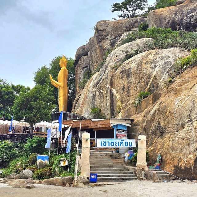 หาดเขาตะเกียบ ในวันฝนพรำ