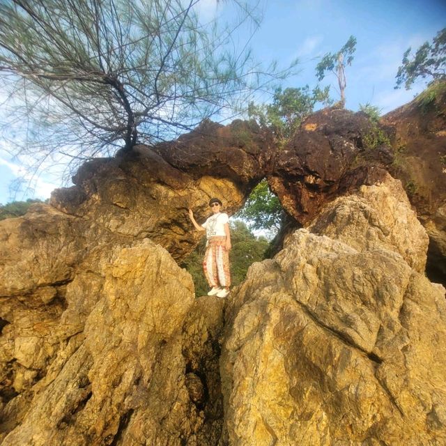 เกาะทะลุ ทะเล  ประจวบ