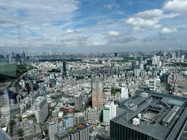 東京涉谷sky景觀台 這邊真的要大推一下！這邊可以俯瞰全東京市區盡收眼底！有樓下玻璃景觀台也有樓上露天景觀