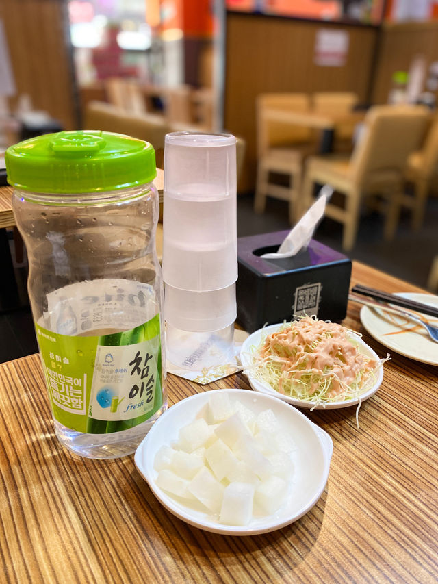 老字嘅韓國炸雞店，都有韓式玫瑰炒年糕