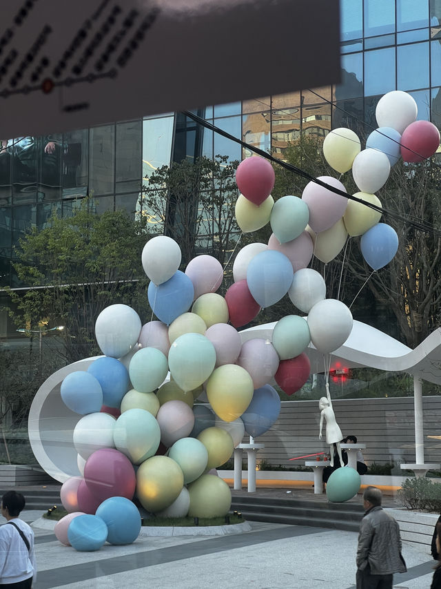 명동 롯데백화점은 크리스마스 분위기 한창