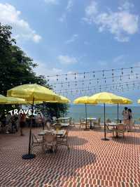 Sunny Beach House Pattaya คาเฟ่สีเหลืองริมทะเล
