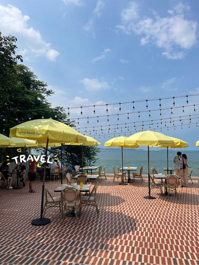 Sunny Beach House Pattaya คาเฟ่สีเหลืองริมทะเล