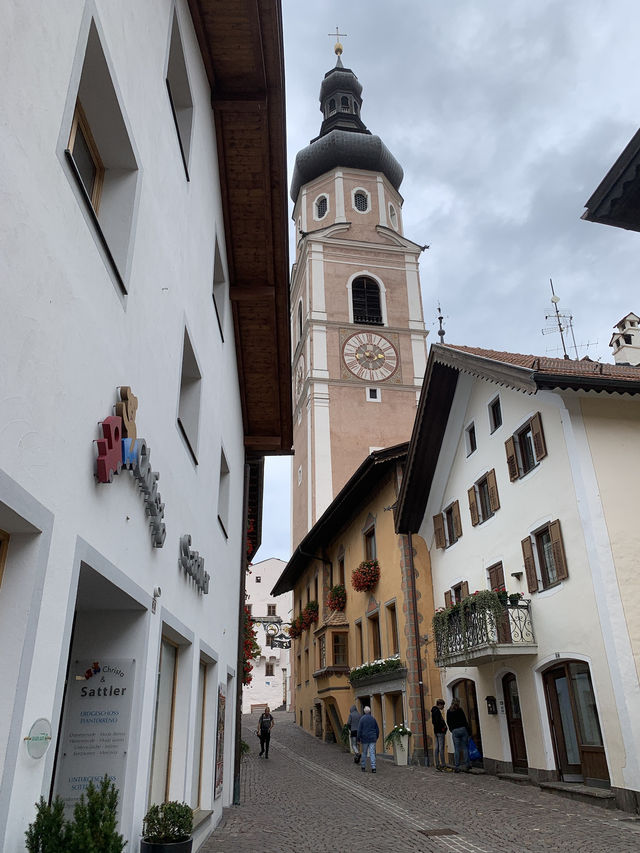 Charming Kastelruth: A Cultural Stroll on a Gloomy Morning