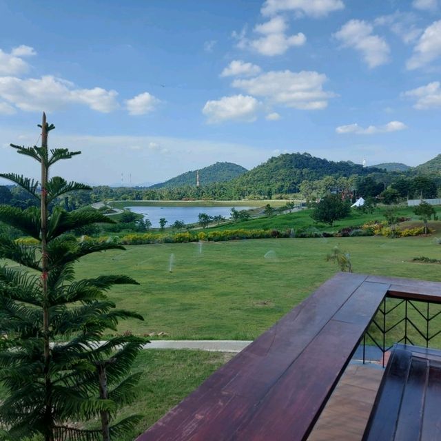 The chalet cafe' คาเฟ่กลางหุบเขา