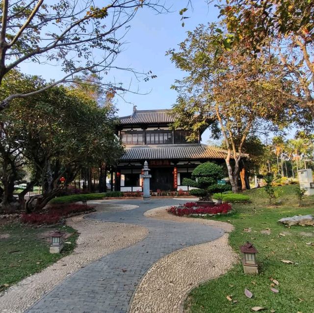 นั่งรถรางชมพืชสวนโลก หอคำหลวง สุดงดงาม
