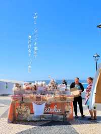 【ポルトガル／ナザレ】伝統的な民族衣裳を纏った「ナッツ売り」⁡