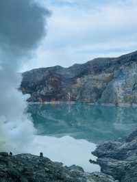 伊真火山口的震撼體驗——硫磺煙霧與壯麗美景