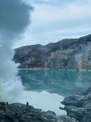 伊真火山口的震撼體驗——硫磺煙霧與壯麗美景