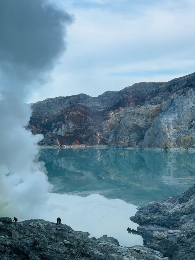 伊真火山口的震撼體驗——硫磺煙霧與壯麗美景
