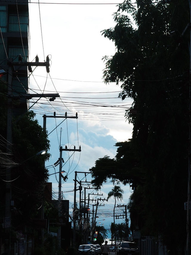 🛍️ **【芭堤雅逛街攻略：海濱城市的購物天堂】** 🌴  