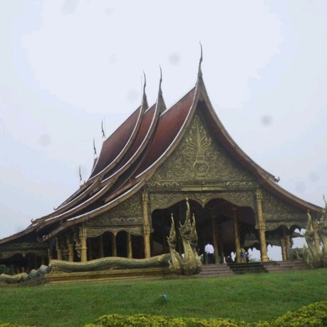 วัดสิรินธรวรารามภูพร้าว (วัดเรืองแสง)