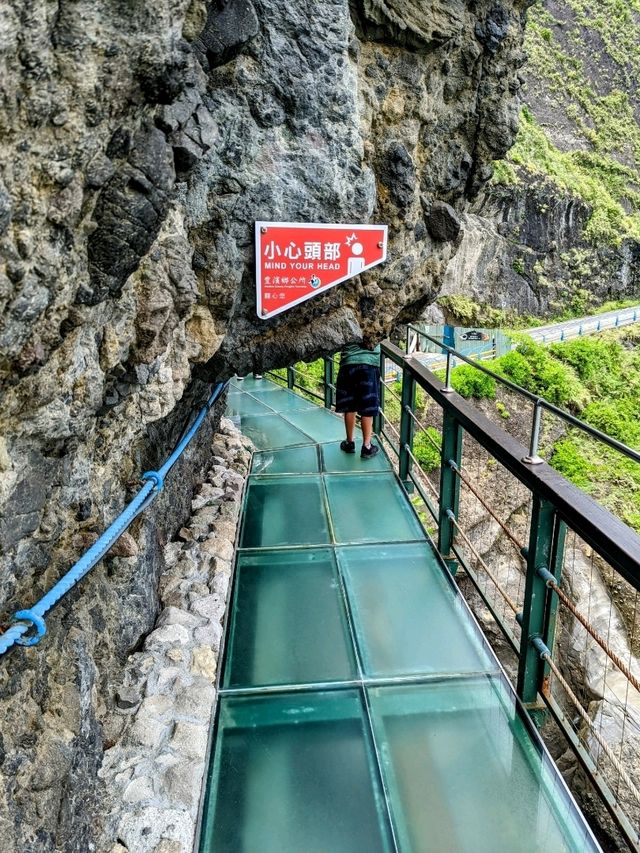 花蓮-親不知子海上古道：峭壁上的透明玻璃步道