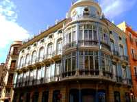 奧裡韋拉 (Orihuela) 為遊客提供了一個享受大海和陽光的好地方、一個宏偉的市中心