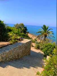 Cami de Ronda 是一條較長的健行步道，沿著這裡的海岸經過