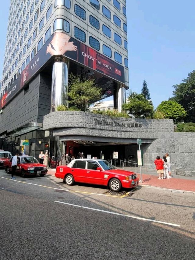 "Victoria Peak Tram – Hong Kong’s Iconic Ride to the Peak"