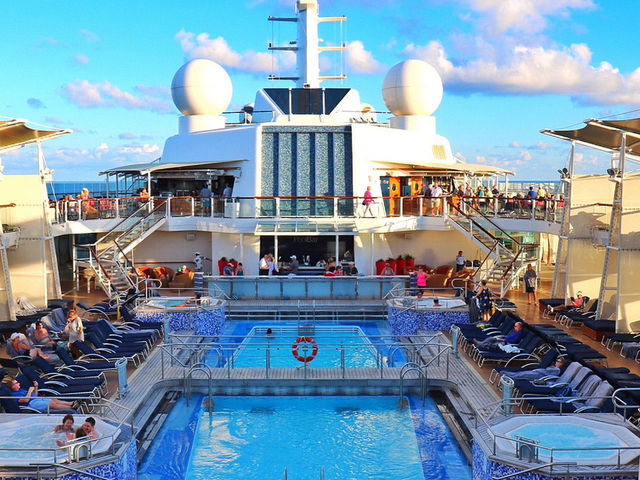 🌟 CELEBRITY EQUINOX: A Perfect Mix of Relaxation & Adventure! ⚓