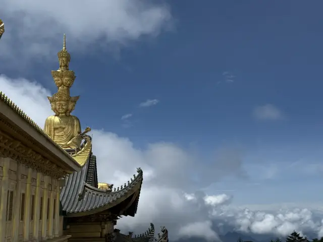 จุดที่สวรรค์สัมผัสโลก: หนึ่งวันบนยอดเขาทองคำ
