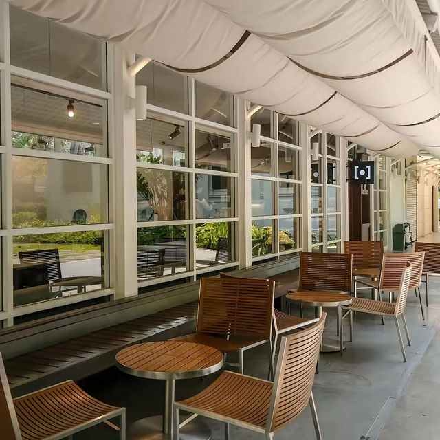 F.l.X Neilson Hays คาเฟ่ที่ผสมรวมกับสมุด