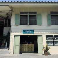 คาเฟ่สุดอบอุ่น บ้านไม้ “ใต้ถุนบ้าน 带福办 ” เชียงใหม่