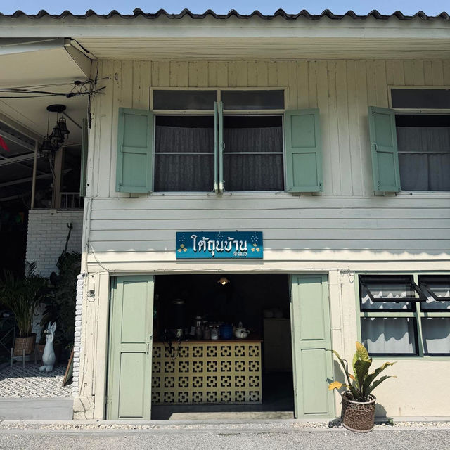 คาเฟ่สุดอบอุ่น บ้านไม้ “ใต้ถุนบ้าน 带福办 ” เชียงใหม่