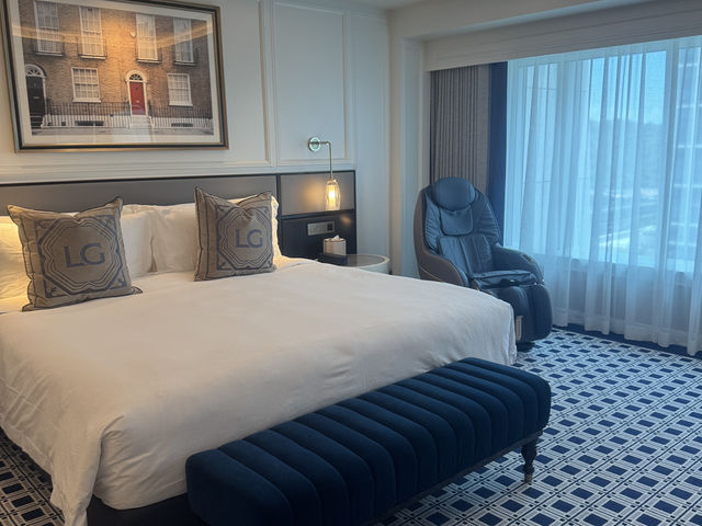 Crazy rich asian experience in Macau! Londoner Grand rooms feature a massage chair!