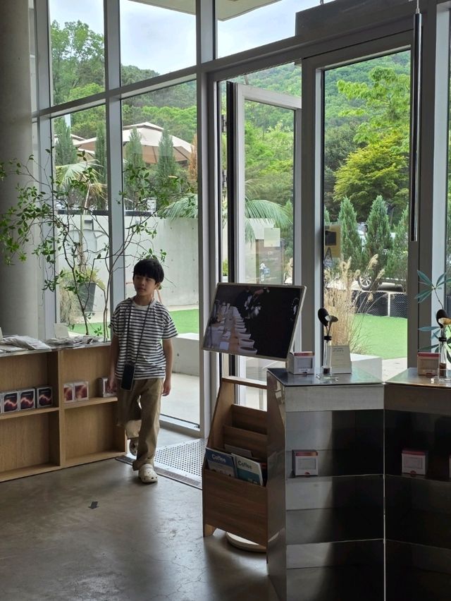 노출 콘크리트 감성 가득한 김포 카페