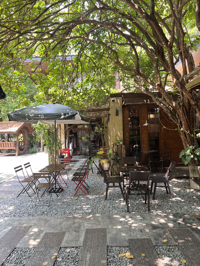 Backstreet Cafe Pattaya คาเฟ่ลับพัทยา