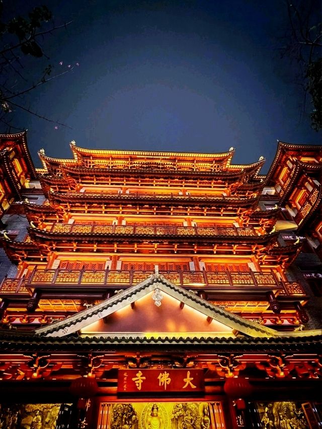 Dafo Temple: An Illuminated Oasis in Guangzhou ✨