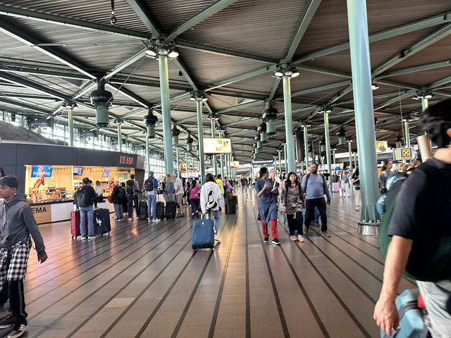 【スキポール空港 & I amsterdam｜旅の始まりを彩る玄関口とシンボル】